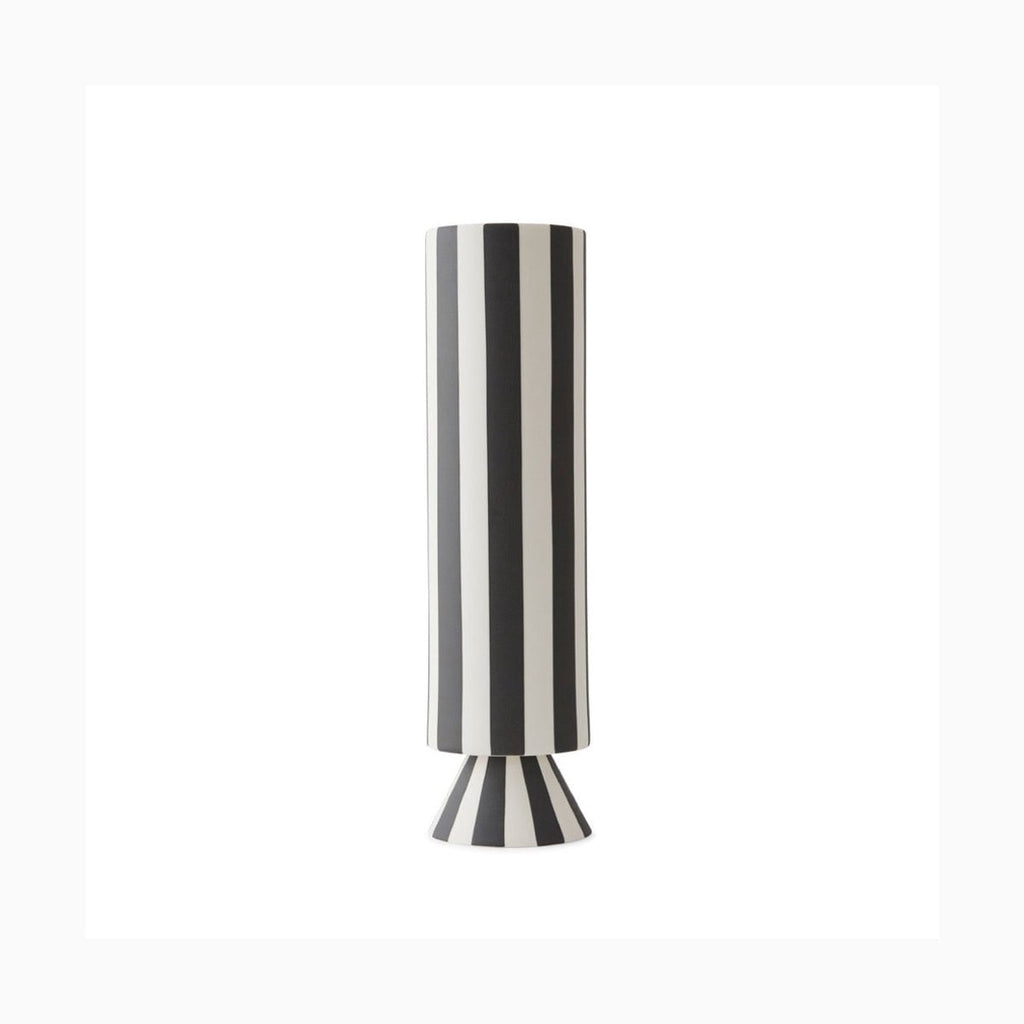 Grand vase sculptural en céramique avec un motif graphique de rayures verticales noires et blanches.