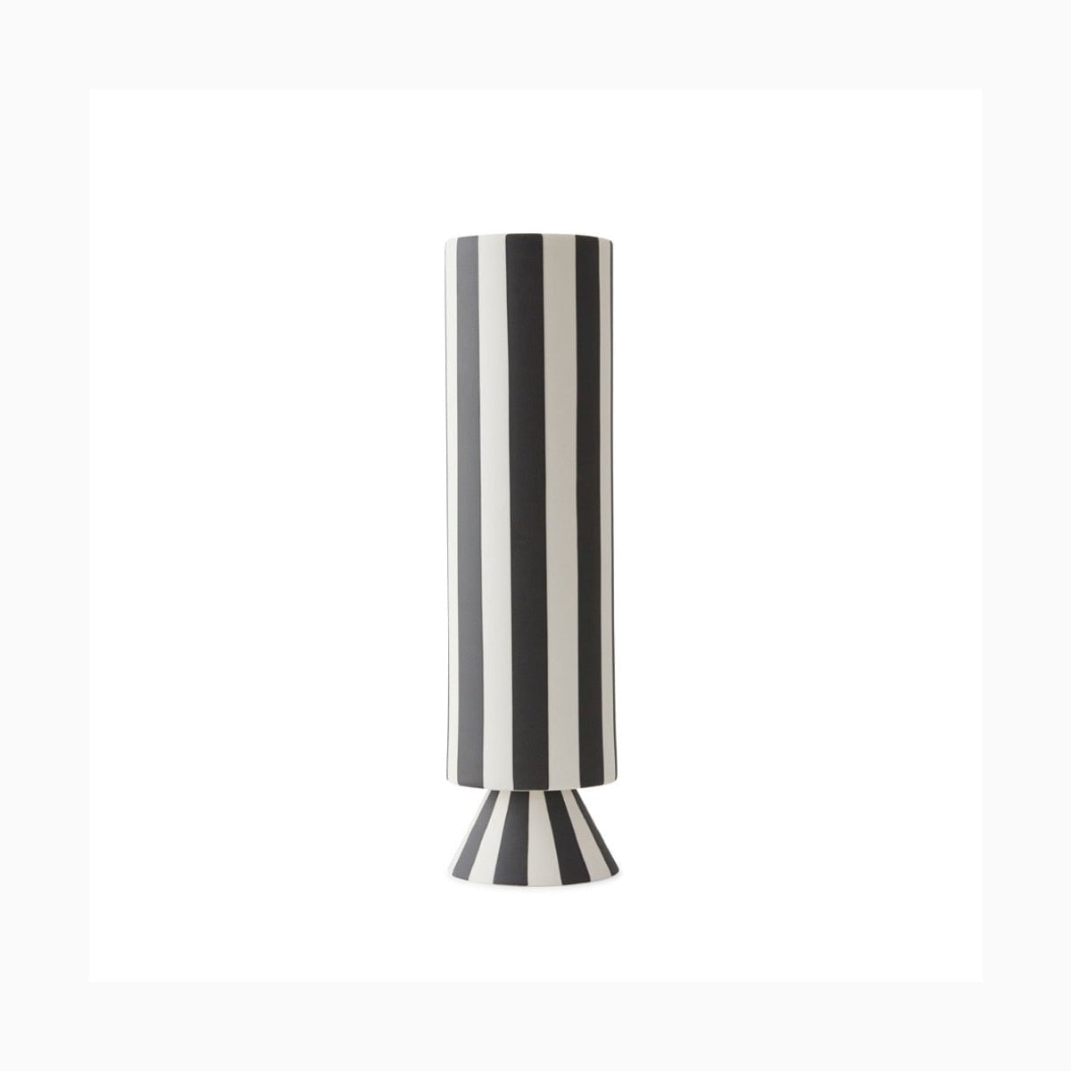 Grand vase sculptural en céramique avec un motif graphique de rayures verticales noires et blanches.