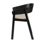 Profil design de la chaise Edo noire, structure architecturale en bois massif.
