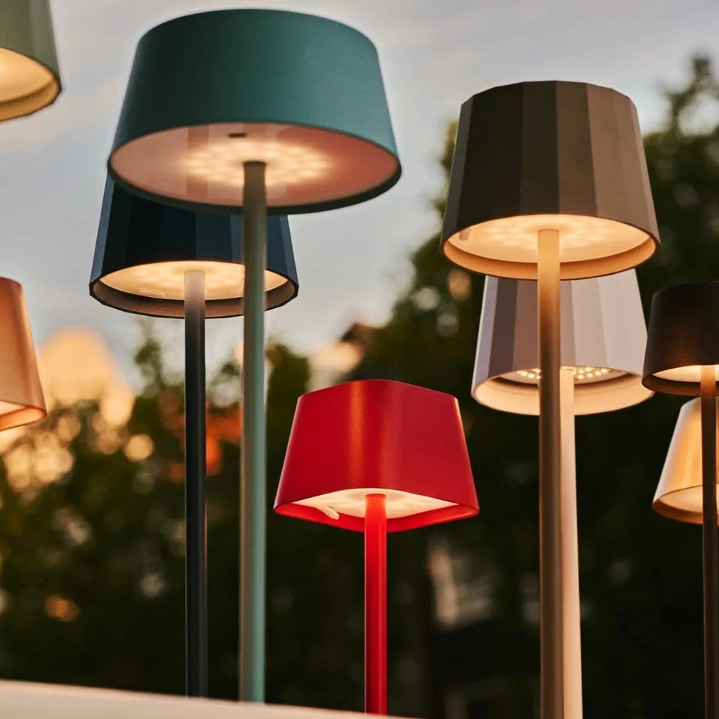 Colletion Lampes nomades Wouter utilisées en extérieur sur une terrasse le soir pour une ambiance guinguette chic