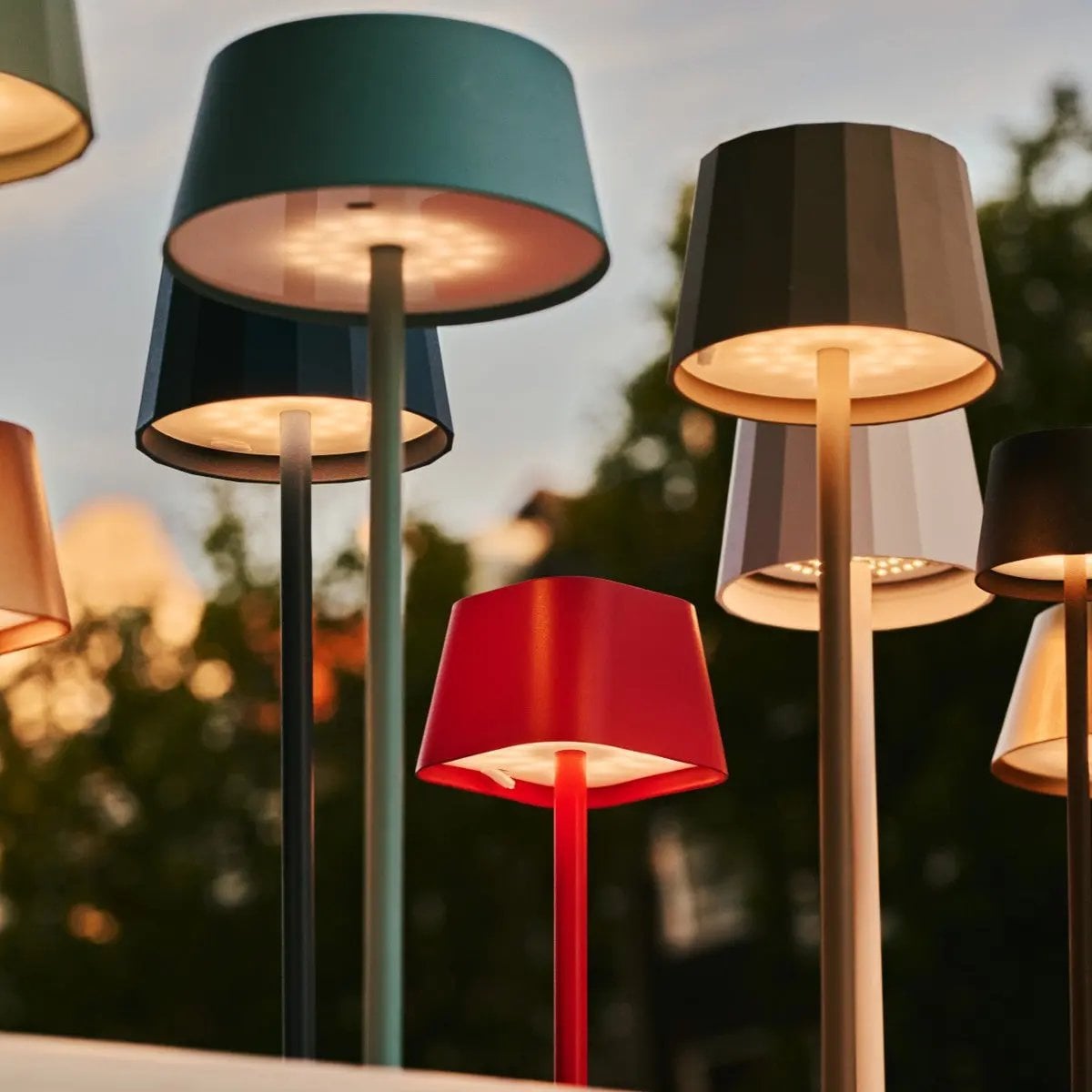 Colletion Lampes nomades Wouter utilisées en extérieur sur une terrasse le soir pour une ambiance guinguette chic