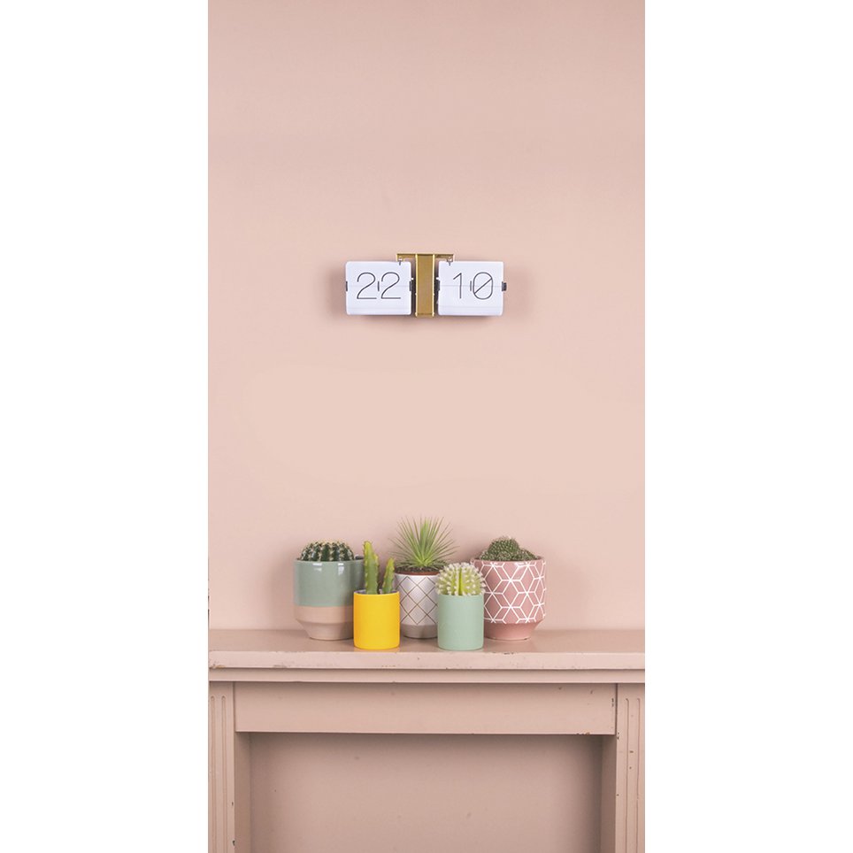 Horloge à bascule Karlsson mise en scène dans un intérieur contemporain chic.