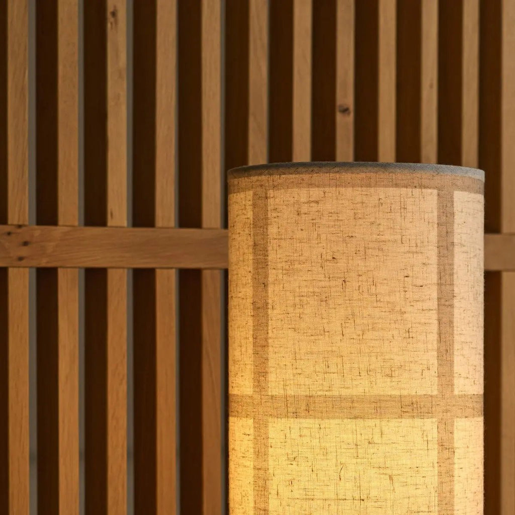 Détail du socle robuste en bois d'hévéa teinté marron foncé.