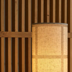 Détail du socle robuste en bois d'hévéa teinté marron foncé.