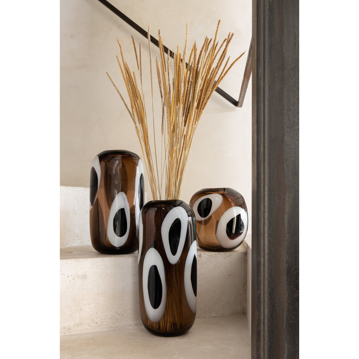 Vase IZZY en Verre Brun Ambré, Blanc et Noir – 16 × 13 × H37 cm