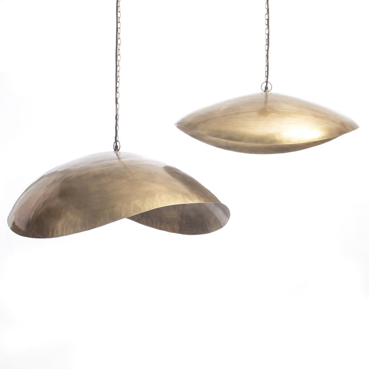 Duo de Grande suspension luminaire (71cm) au design organique incurvé, en fer avec une finition laiton doré rayonnant.