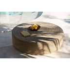 Vue de dessus détaillant le superbe motif géométrique tressé sur le pouf.