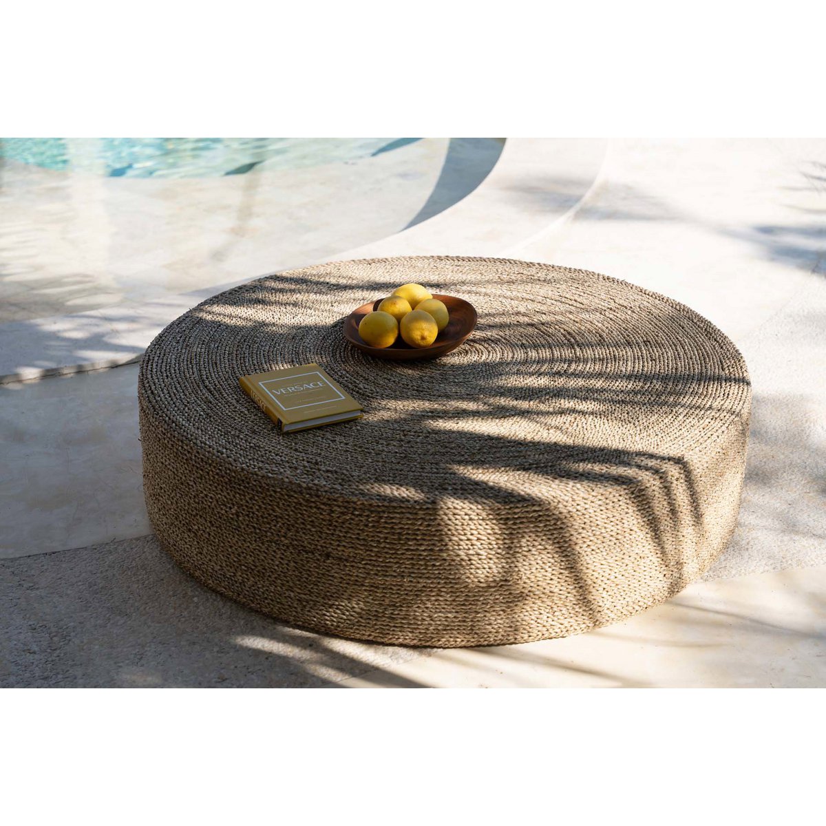 Vue de dessus détaillant le superbe motif géométrique tressé sur le pouf.