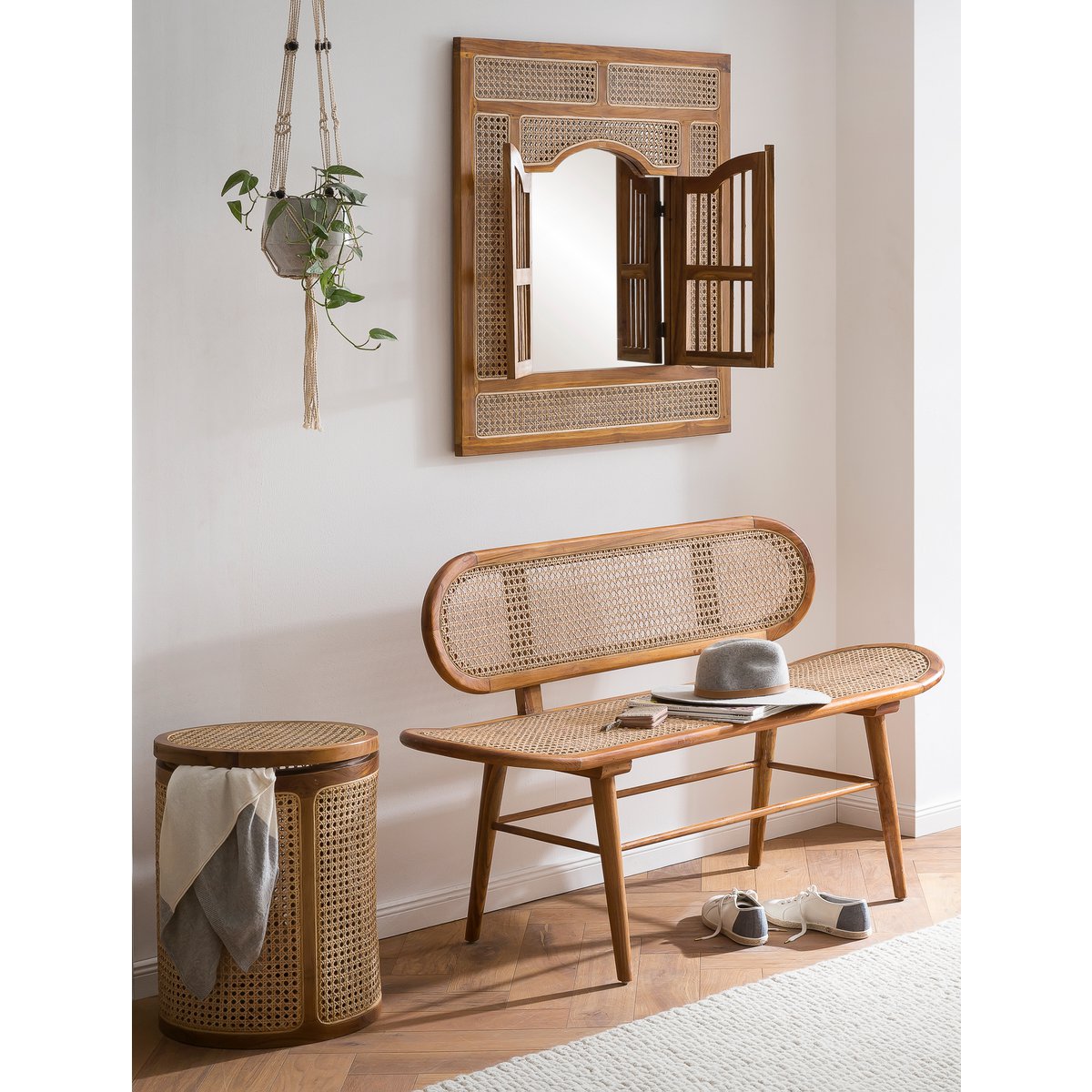 Mise en scène du grand banc utilisé comme assise conviviale dans un couloir ou un vaste espace de vie.