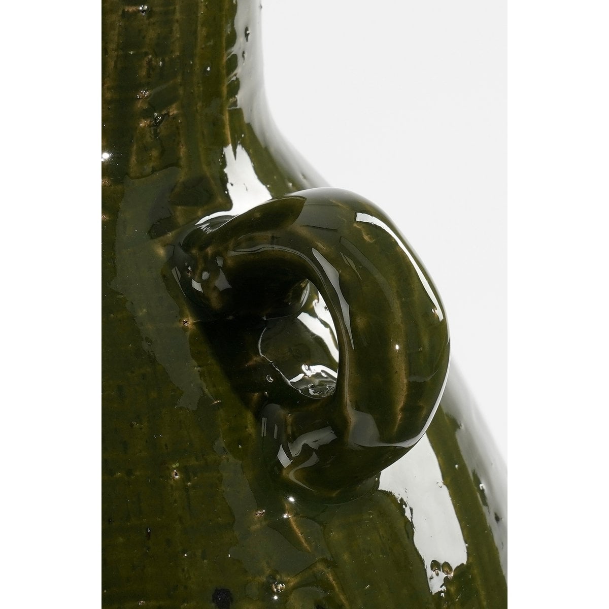 Zoom sur la petite anse latérale du vase en céramique.