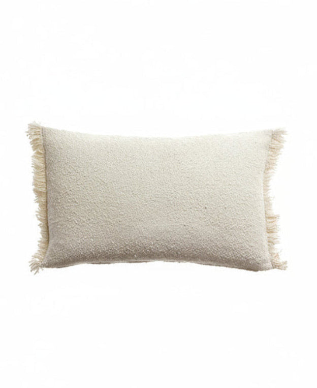 Petit coussin rectangulaire 30x50 en tissu bouclette écru avec franges latérales