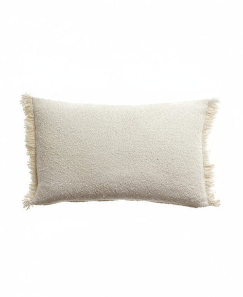 Petit coussin rectangulaire 30x50 en tissu bouclette écru avec franges latérales
