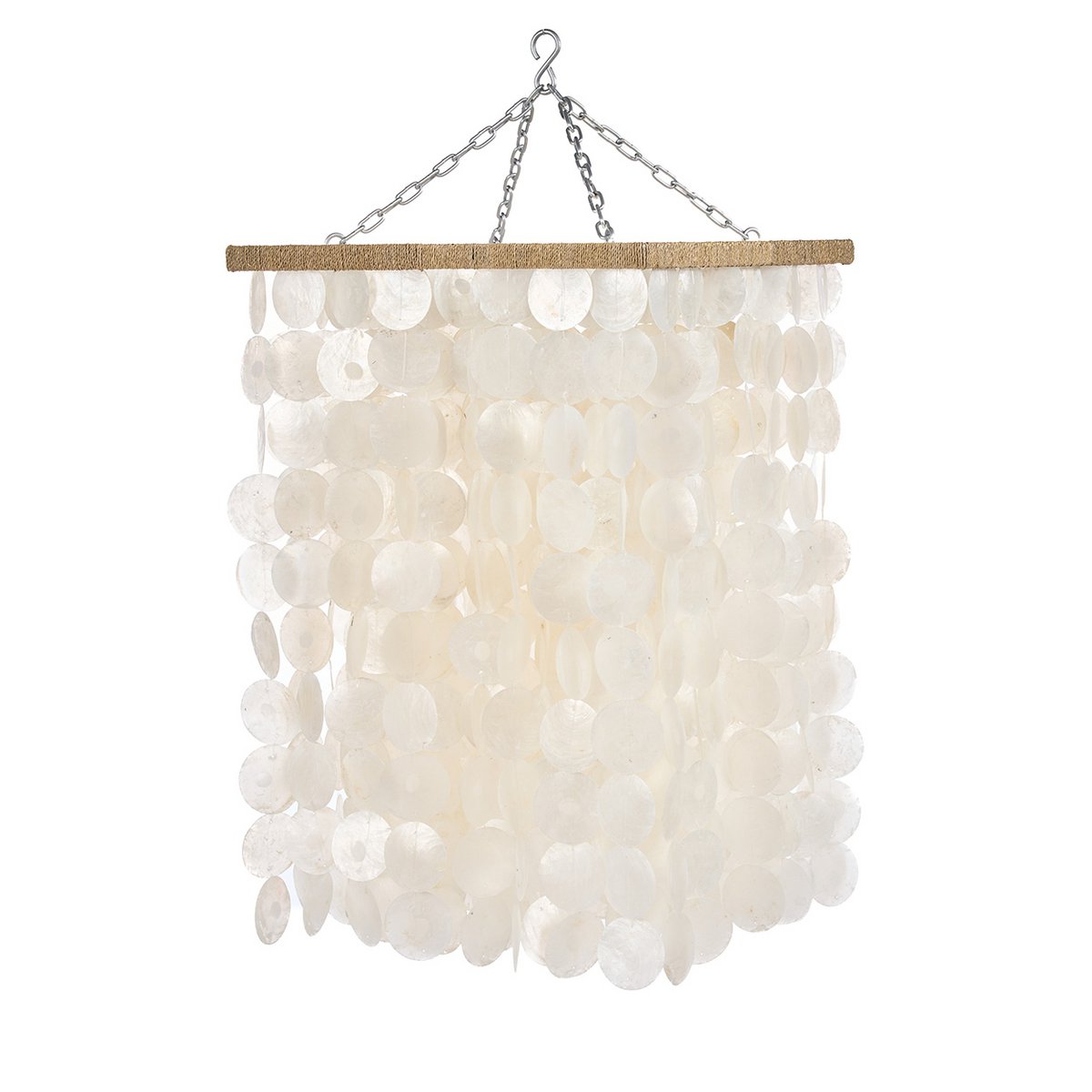 Lustre suspension bohème chic composé de centaines de coquillages Capiz blanc nacré suspendus à une structure carrée.