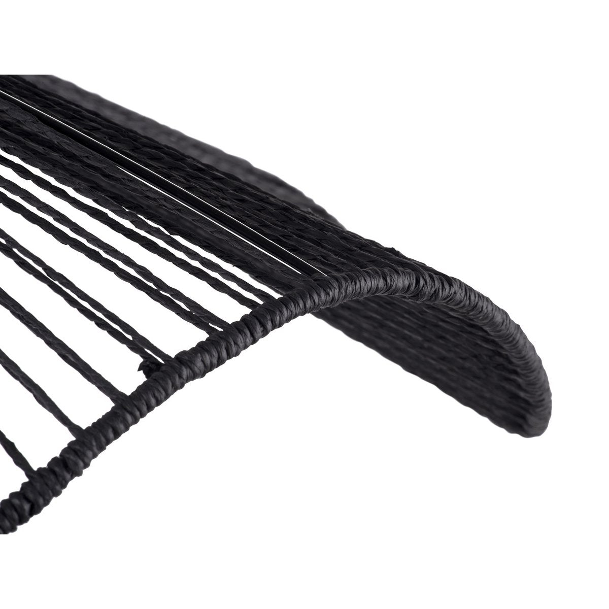 Détail de la structure métallique et du tressage en jute noir de la lampe.