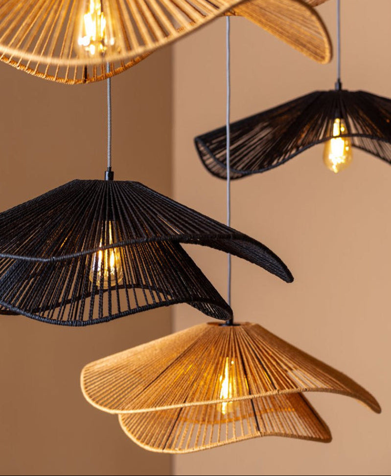 Vue plongeante sur plusieurs abat-jour en forme de corolle projetant une lumière douce.