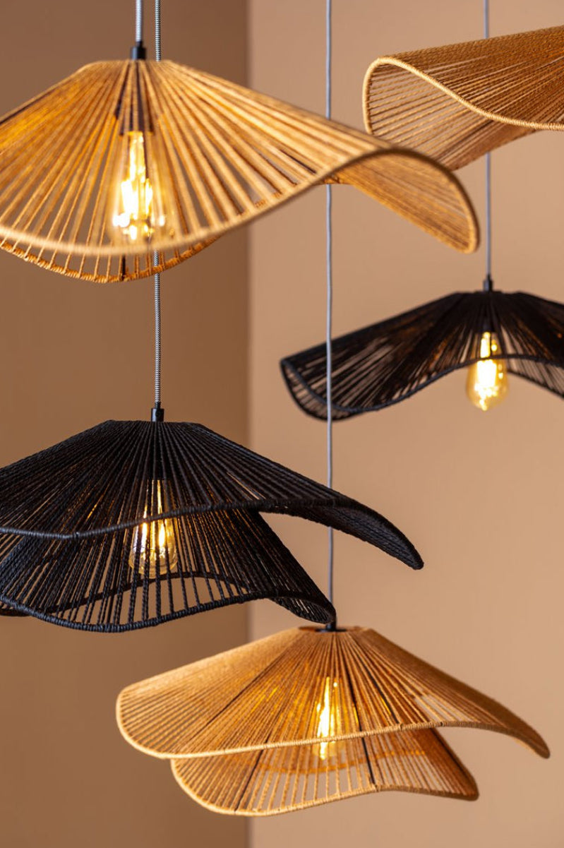 Vue plongeante sur plusieurs abat-jour en forme de corolle projetant une lumière douce.