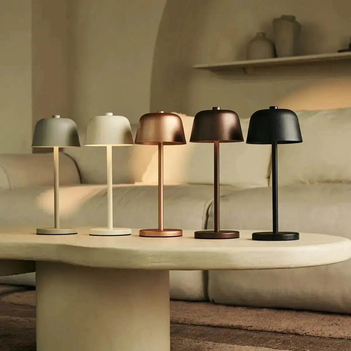 Collection complète des lampes nomades Tavellio : marron, beige, noir et gris alignés