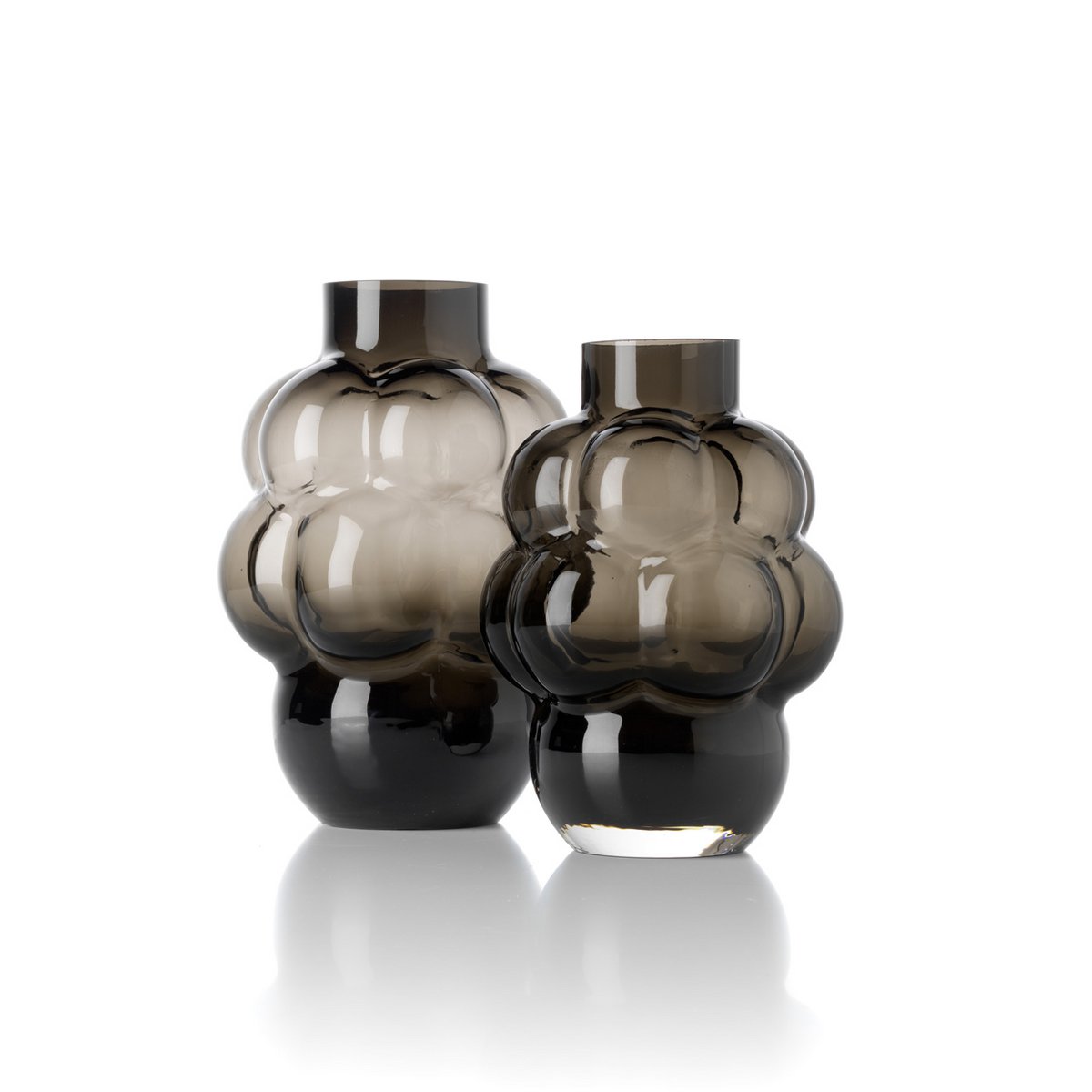 Ensemble de vases organiques gris fumé de différentes tailles.