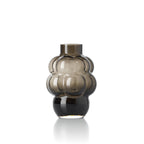 Vase décoratif moyen en verre recyclé gris foncé, forme de grappe de raisin organique.