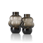 Ensemble de vases organiques gris fumé de différentes tailles.