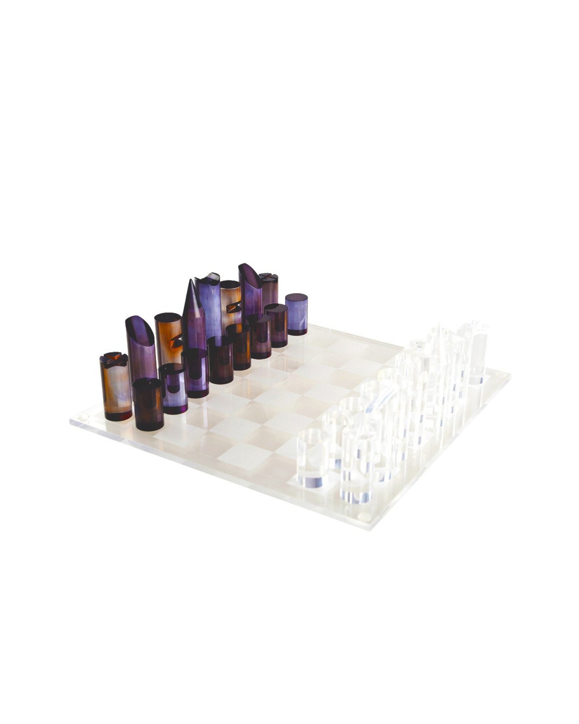 Plateau de jeu d'échecs contemporain en acrylique transparent avec pièces fumées et violettes.