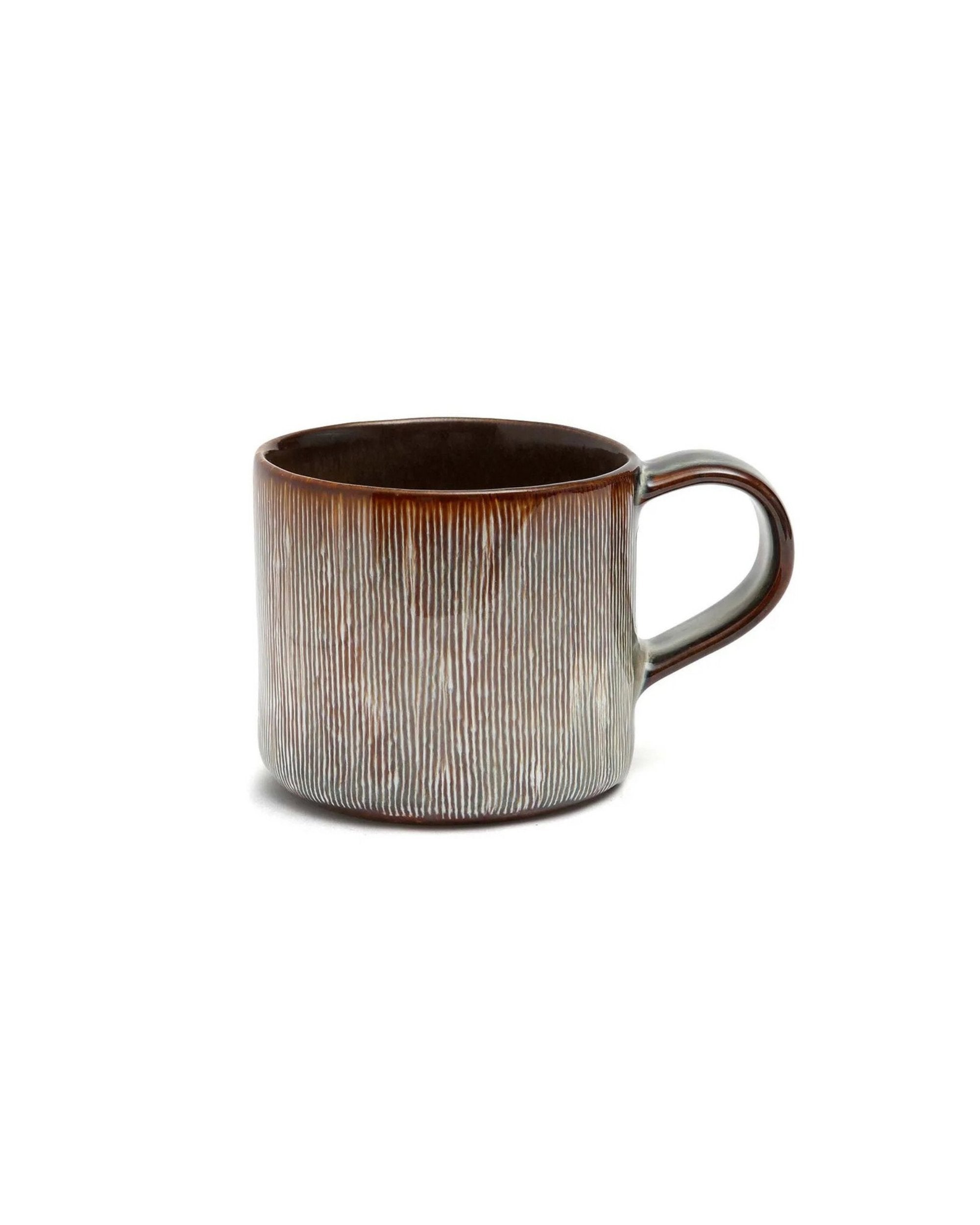 Mug artisanal Péniche en grès brun texturé avec grande anse.