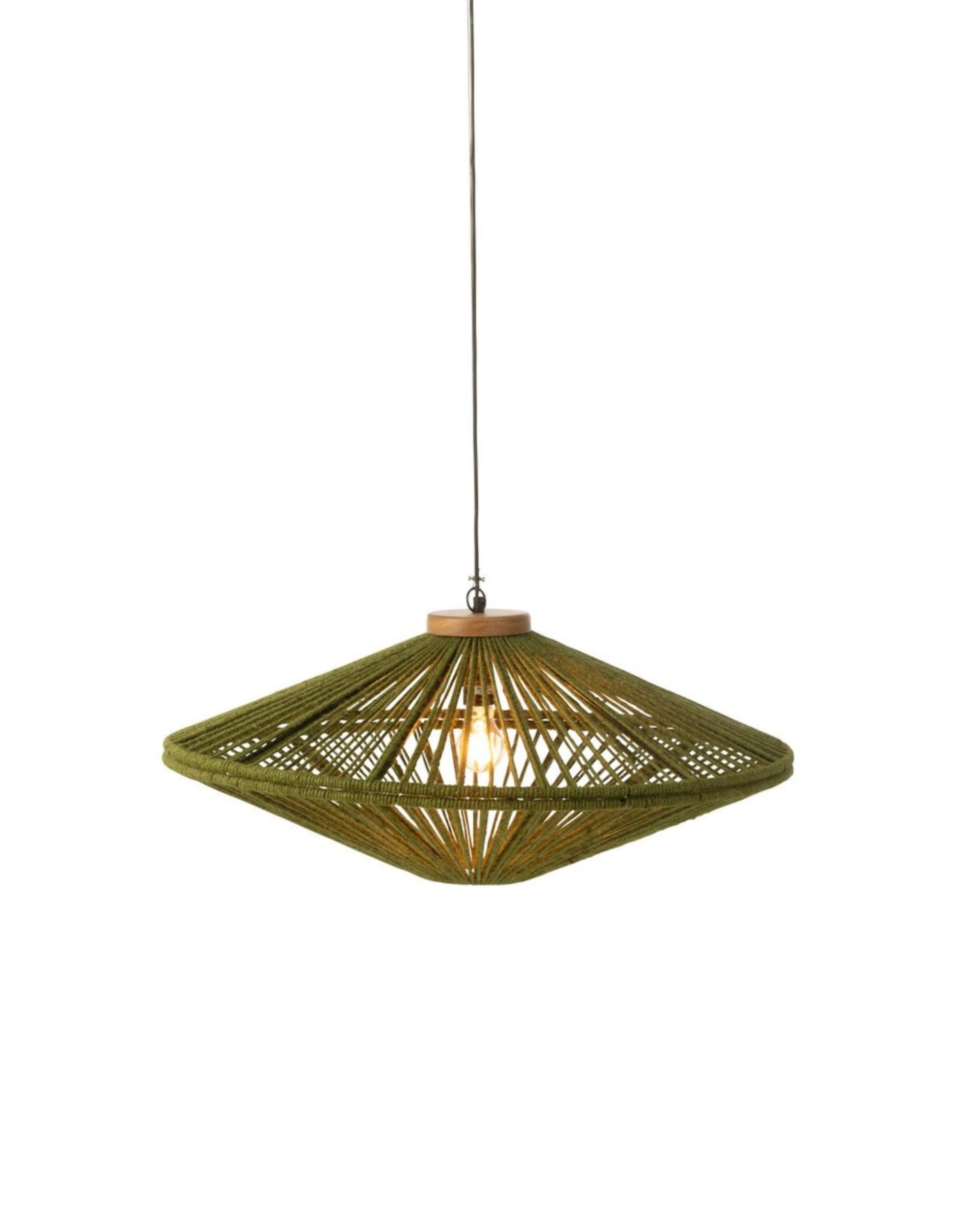 Grande suspension design en forme de soucoupe avec tressage en fil de jute vert sur armature métallique.