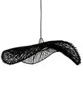 Grande suspension design en forme de chapeau ondulé en rotin noir.