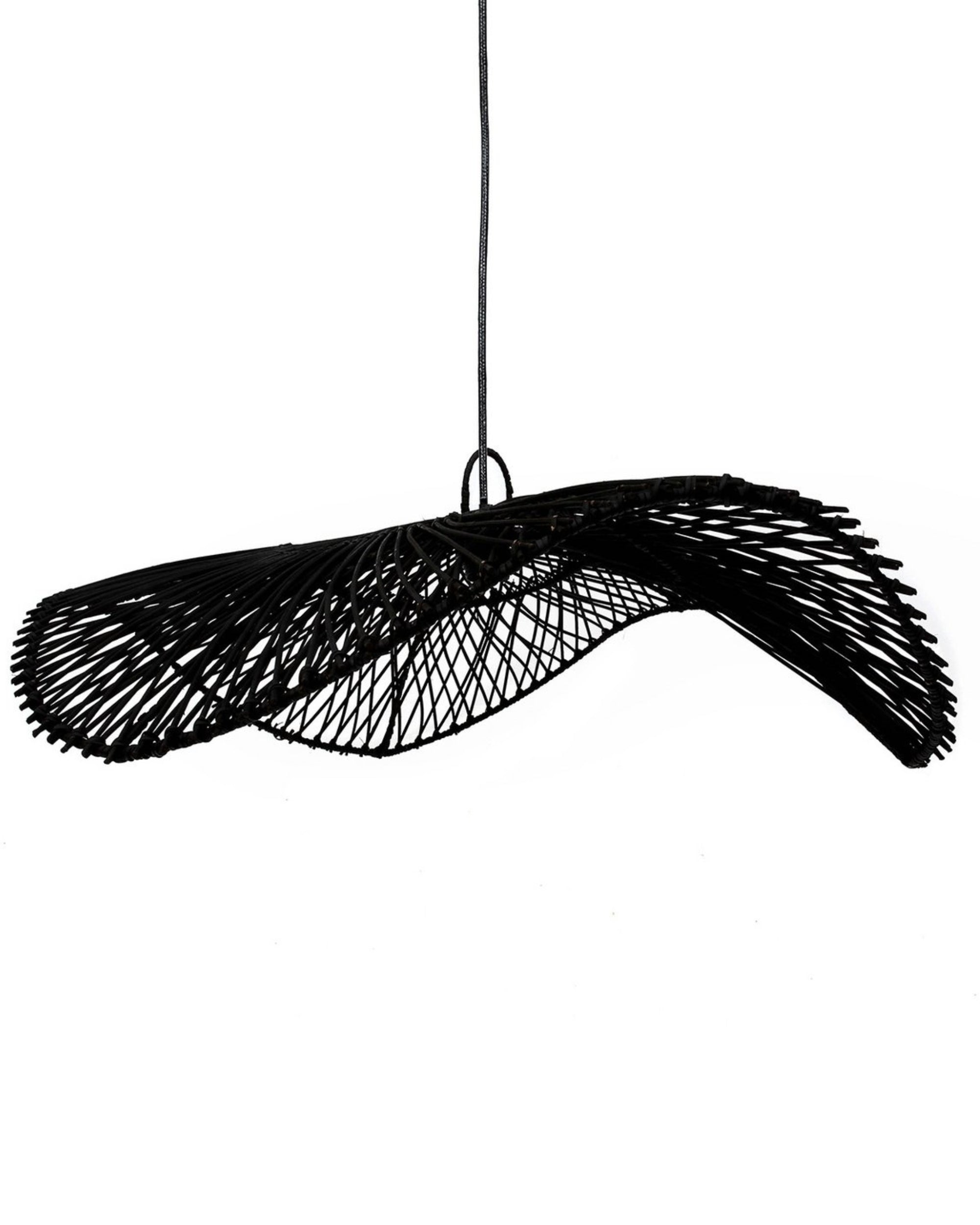 Grande suspension design en forme de chapeau ondulé en rotin noir.