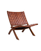 Fauteuil lounge pliant au design vintage avec structure en bois de teck et assise en cuir marron tressé.