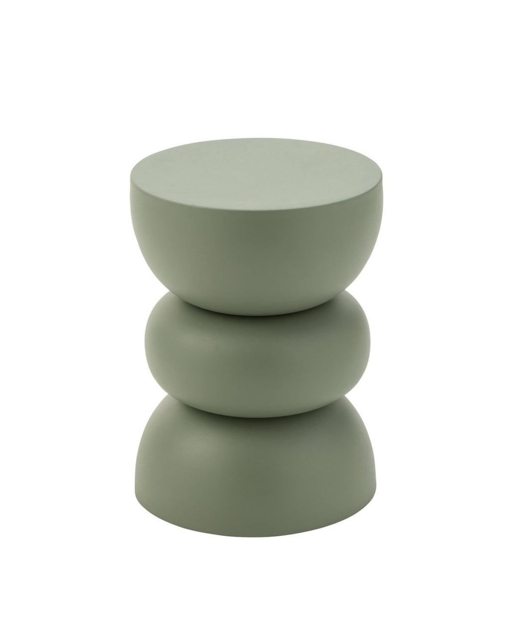 La table d'appoint en métal vert utilisée de manière élégante dans un salon chaleureux et lumineux.