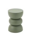 La table d'appoint en métal vert utilisée de manière élégante dans un salon chaleureux et lumineux.