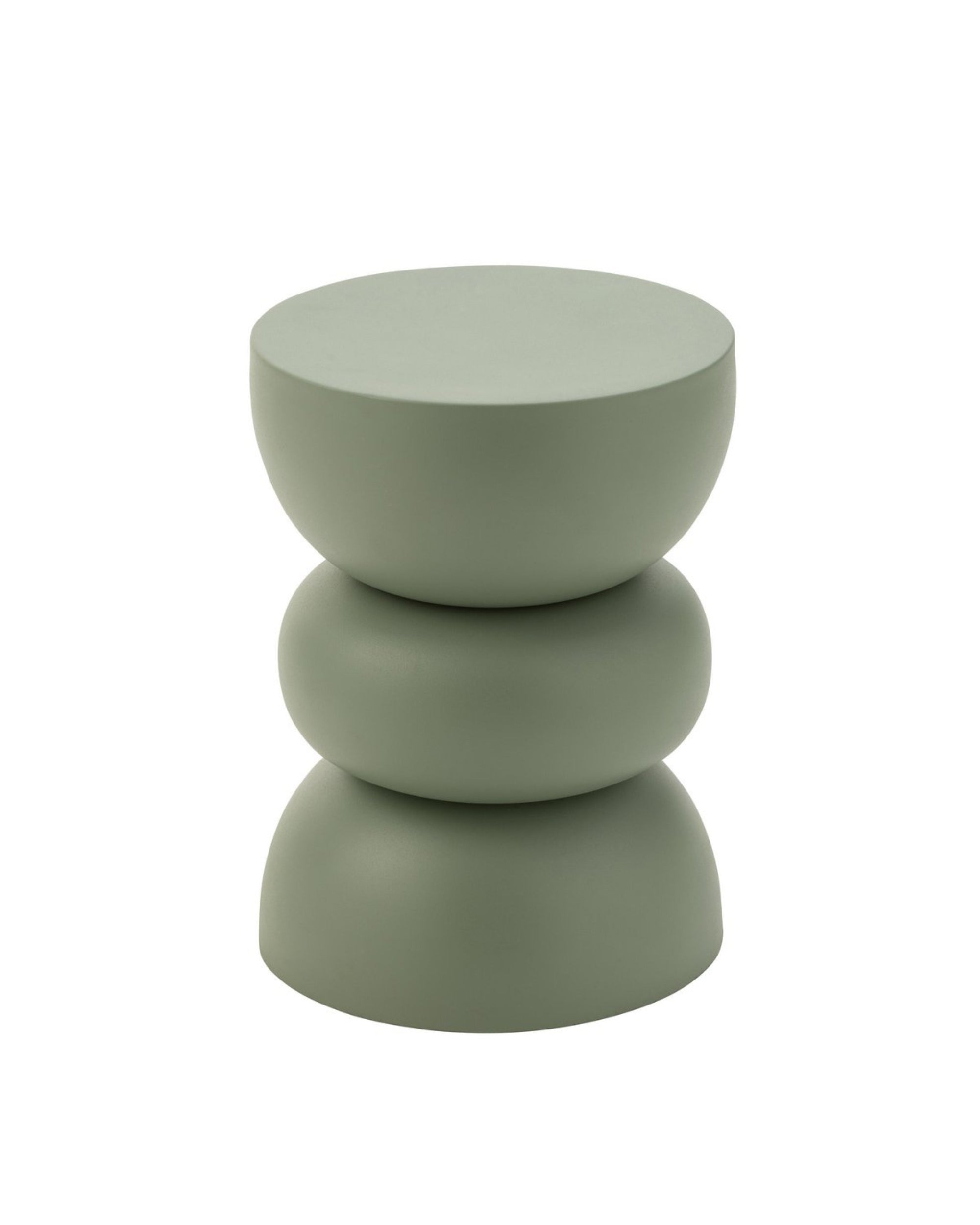 La table d'appoint en métal vert utilisée de manière élégante dans un salon chaleureux et lumineux.