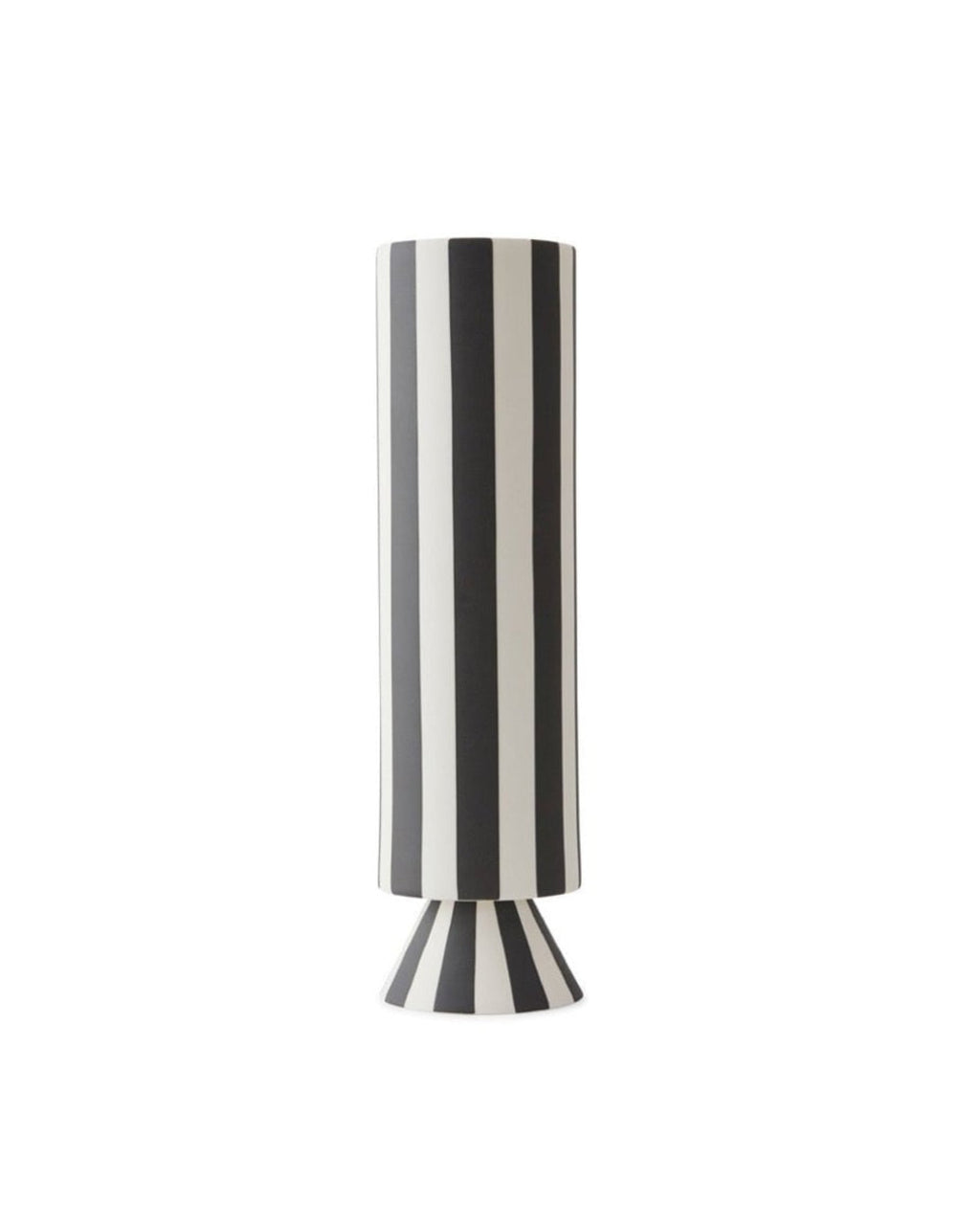 Grand vase sculptural en céramique avec un motif graphique de rayures verticales noires et blanches.