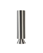 Grand vase sculptural en céramique avec un motif graphique de rayures verticales noires et blanches.