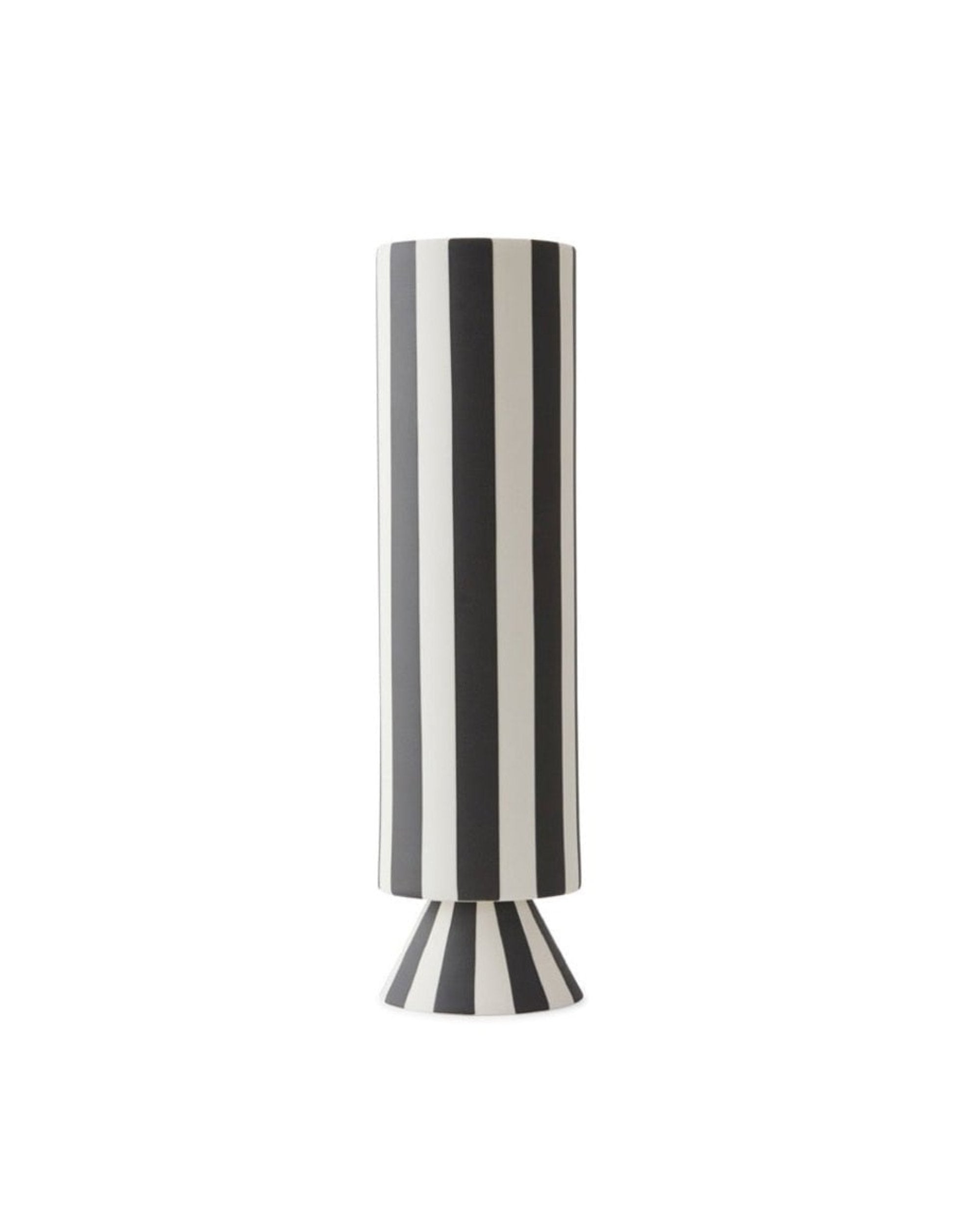 Grand vase sculptural en céramique avec un motif graphique de rayures verticales noires et blanches.
