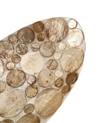 Un gros plan détaillé montrant la texture riche et les reflets irisés naturels des véritables coquilles de Capiz (nacre) incrustées artisanalement. La disposition unique des disques bicolores crée un motif de pois organique et précieux, soulignant la fabrication manuelle.