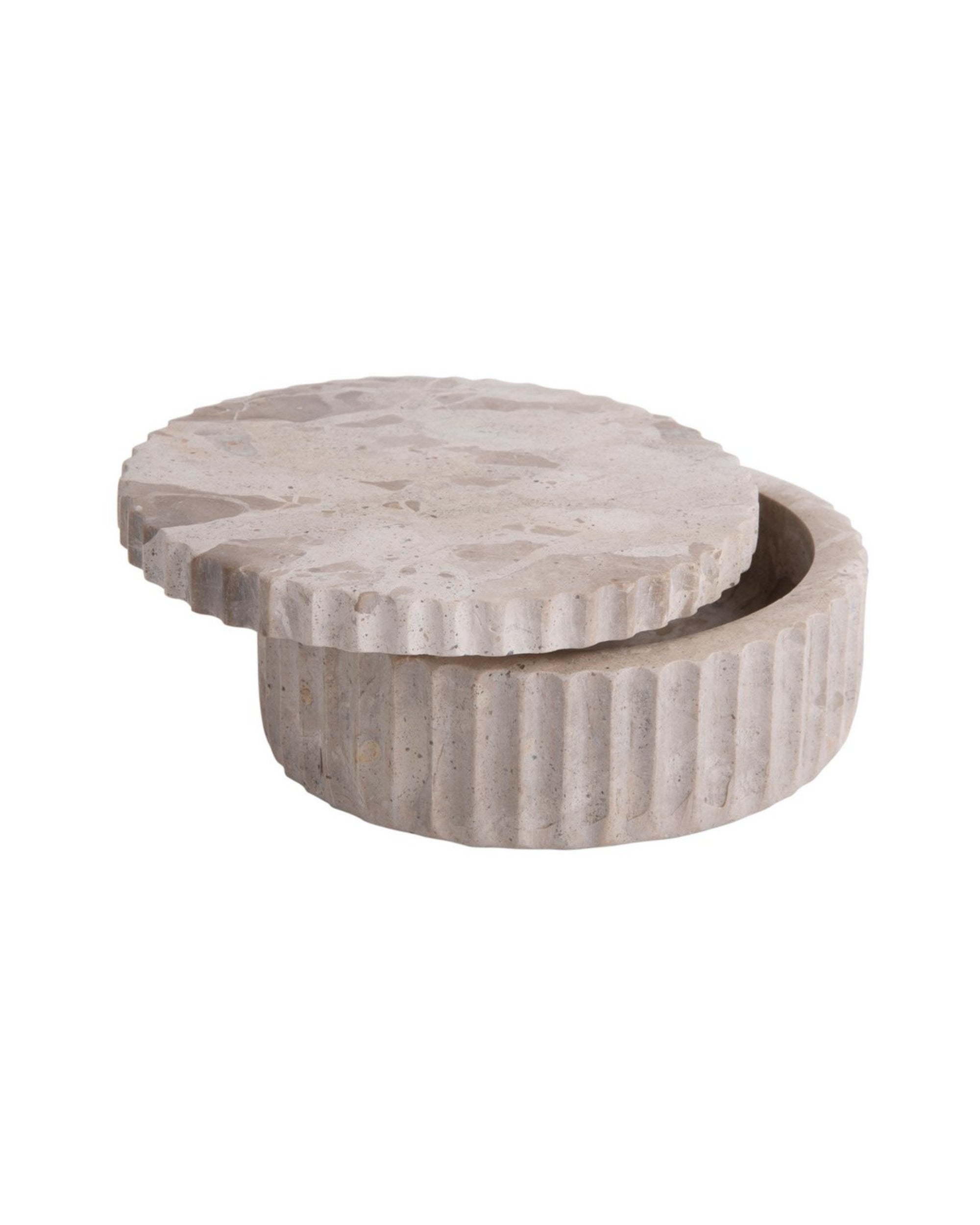 Boîte en marbre cannelé posée sur une table avec des bougies pour une ambiance zen