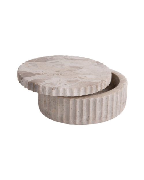 Boîte en marbre cannelé posée sur une table avec des bougies pour une ambiance zen