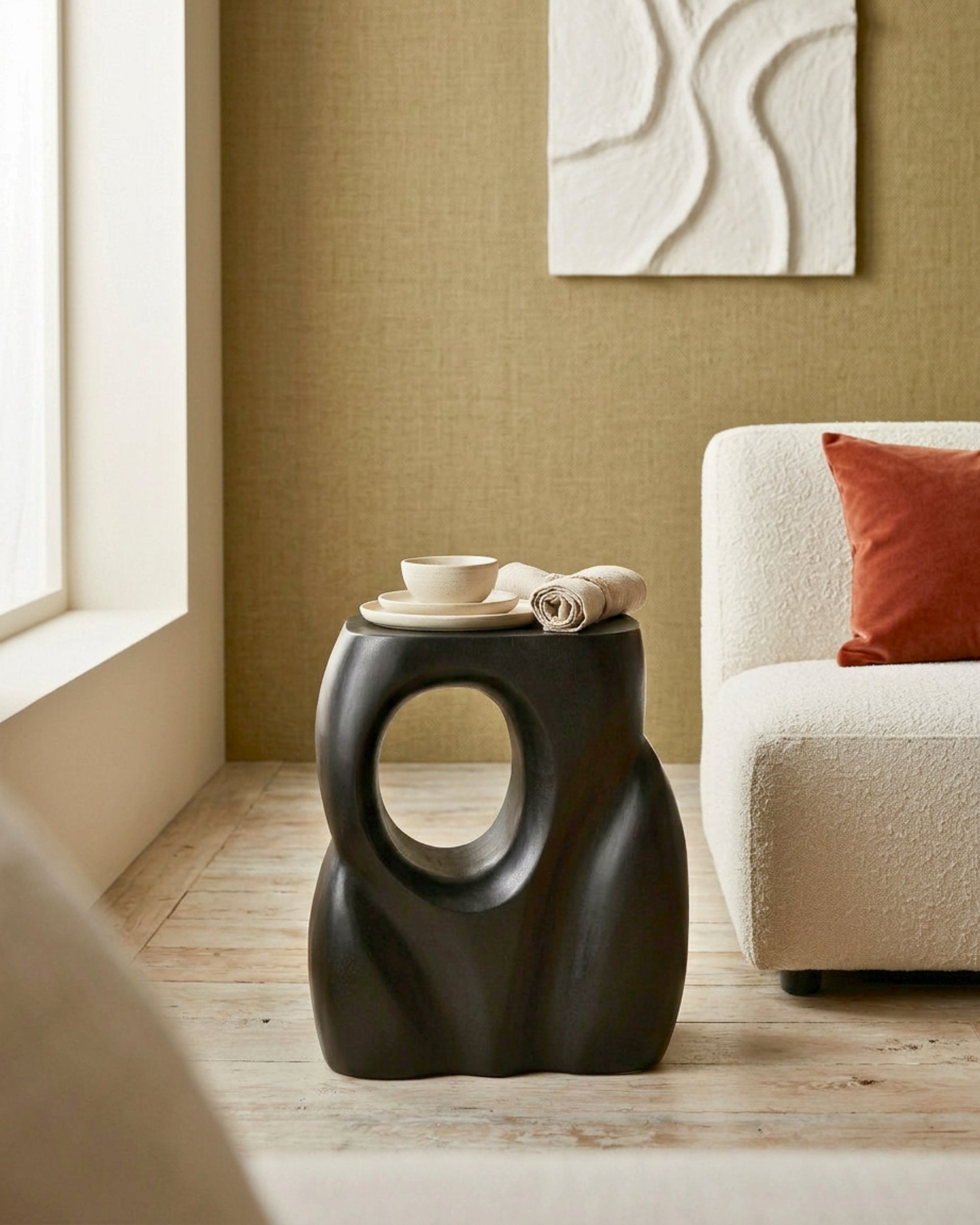 Table d'Appoint Sculpturale Asymétrique Bois Noir (41cm)