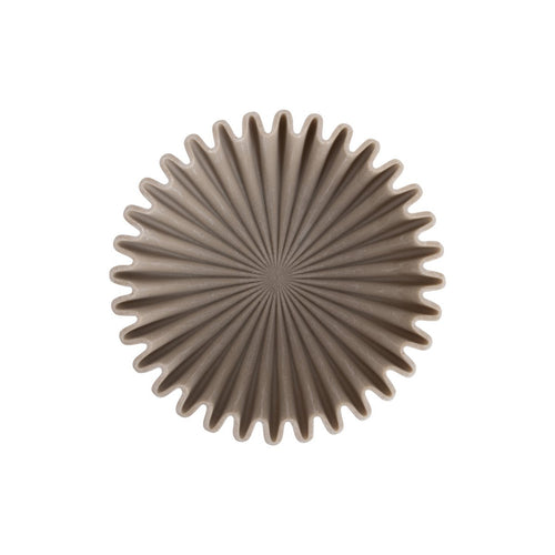 Vue de dessus du bol vague moyen gris béton, motif rayonnant en étoile, design sculptural nordique