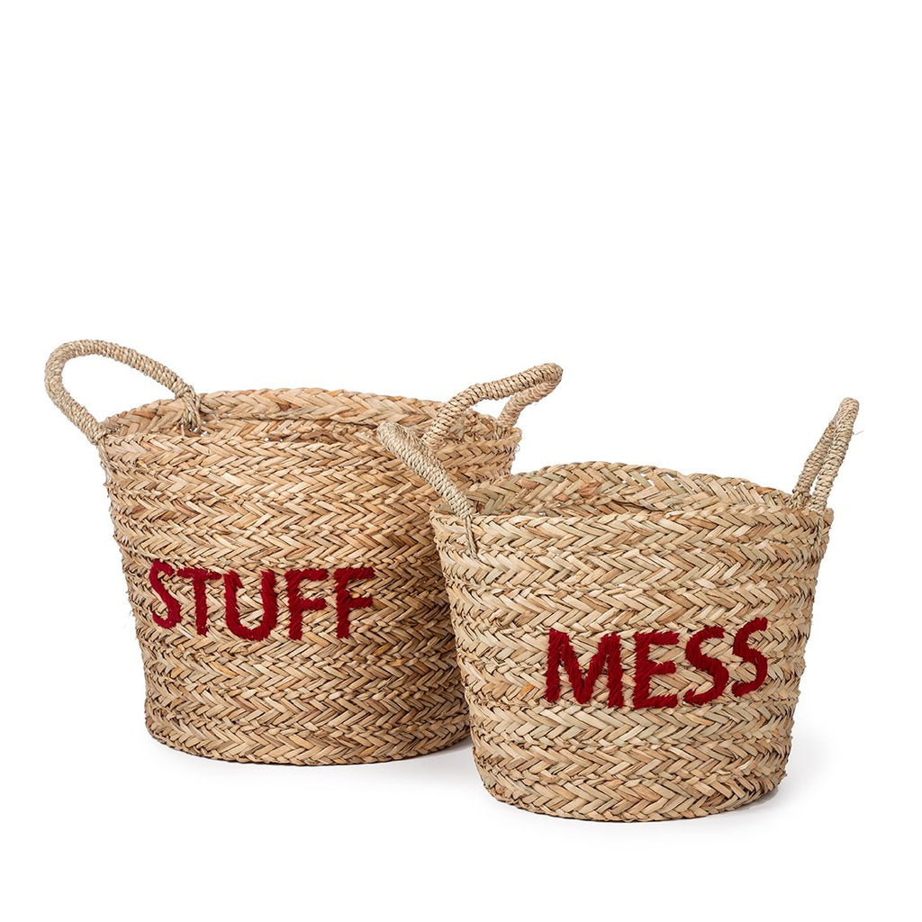 Ensemble de 2 paniers de rangement ronds en seagrass tresse naturel avec anses inscription MESS et STUFF brodee en rouge corail fond blanc taille grand et moyen