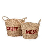Ensemble de 2 paniers de rangement ronds en seagrass tresse naturel avec anses inscription MESS et STUFF brodee en rouge corail fond blanc taille grand et moyen