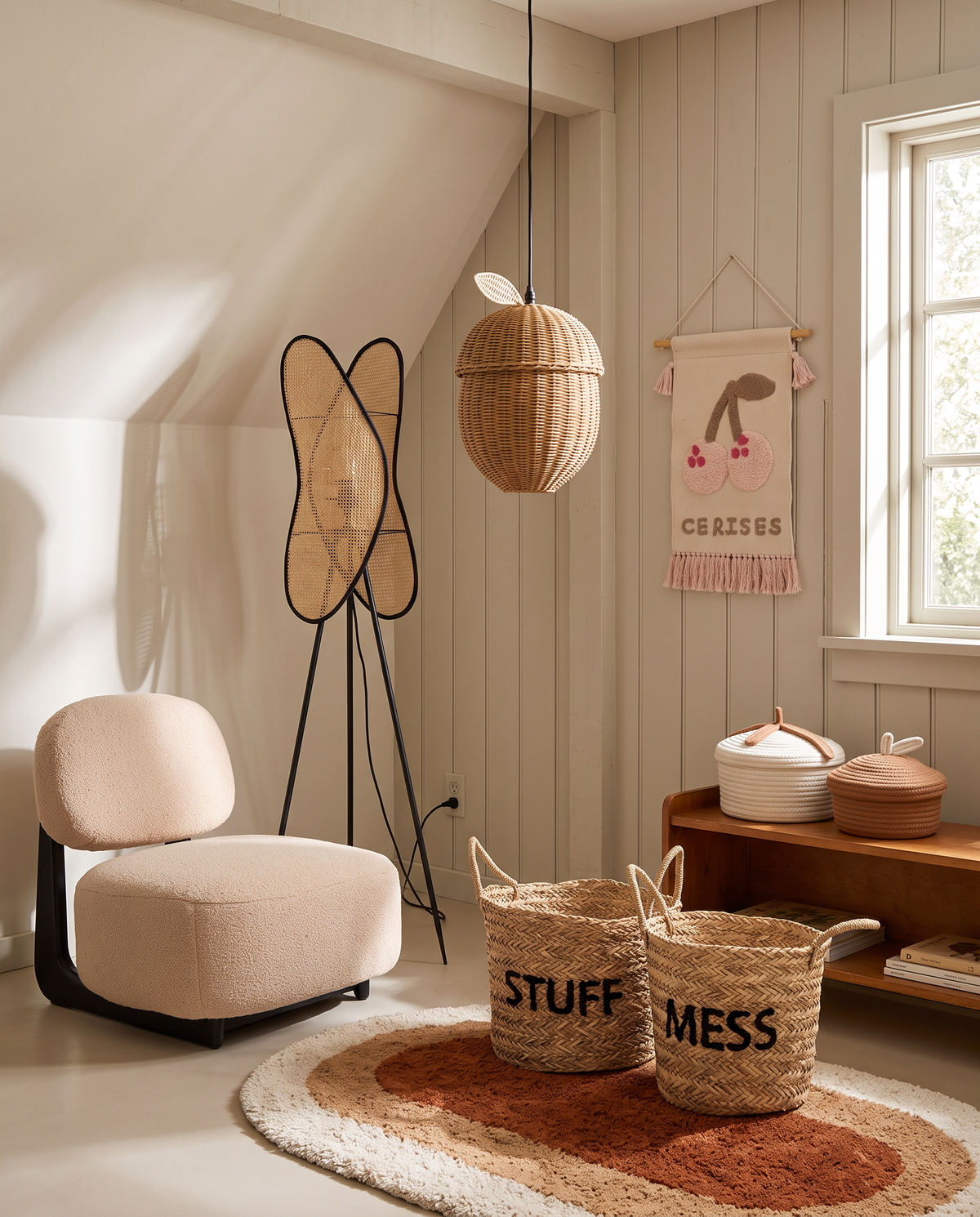 Ensemble de 2 paniers de rangement en seagrass tresse MESS et STUFF poses sur tapis jute rond dans une chambre enfant lumineuse ambiance boheme naturelle fauteuil bouclette beige suspension rotin affiche cerises encadree banc bois paniers couvercle blanc. Fauteuil Bouclette Creme Pieds Noirs ambiance chambre enfant sous combles rotin cerises