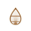 Étagère murale décorative en rotin naturel forme goutte d'eau avec 2 tablettes horizontales et tiges rayonnantes, vue de face sur fond blanc, dimensions 43×60 cm, style bohème naturel
