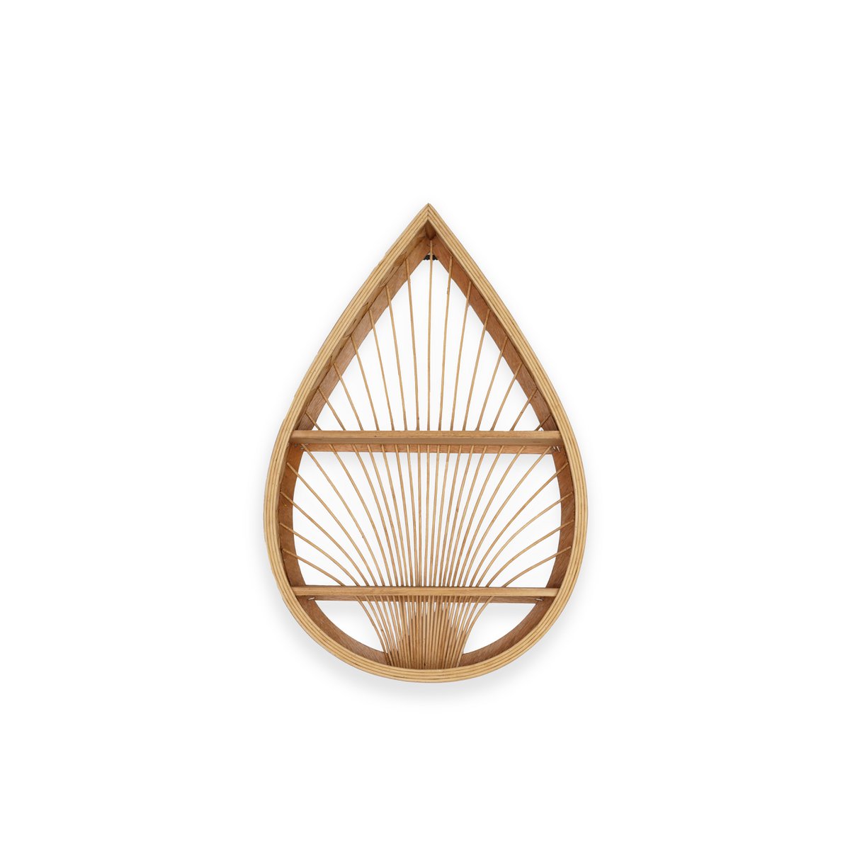 Étagère murale décorative en rotin naturel forme goutte d'eau avec 2 tablettes horizontales et tiges rayonnantes, vue de face sur fond blanc, dimensions 43×60 cm, style bohème naturel