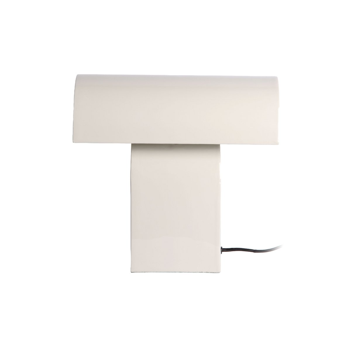 Lampe Cadix Droite blanc nacré vue de face, abat-jour demi-cylindre en fer émaillé, silhouette géométrique épurée