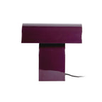  Lampe Cadix Droite vue de face, abat-jour demi-cylindre en fer émaillé prune, silhouette géométrique épurée