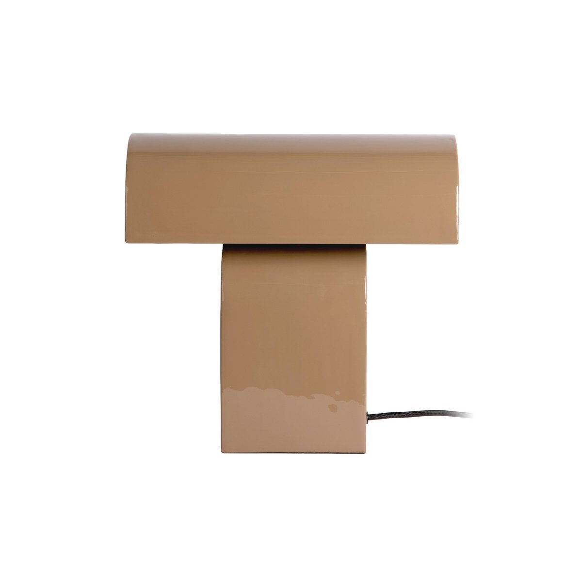 Lampe Cadix Droite taupe vue de face, abat-jour demi-cylindre en fer émaillé, silhouette géométrique épurée