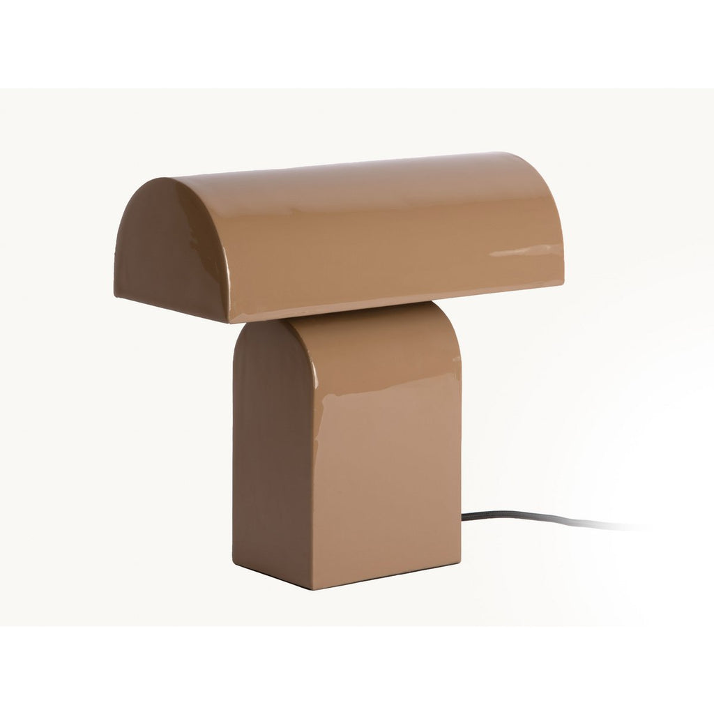 Lampe de table Cadix Droite en fer émaillé taupe brillant, design géométrique rétro, vue principale fond beige